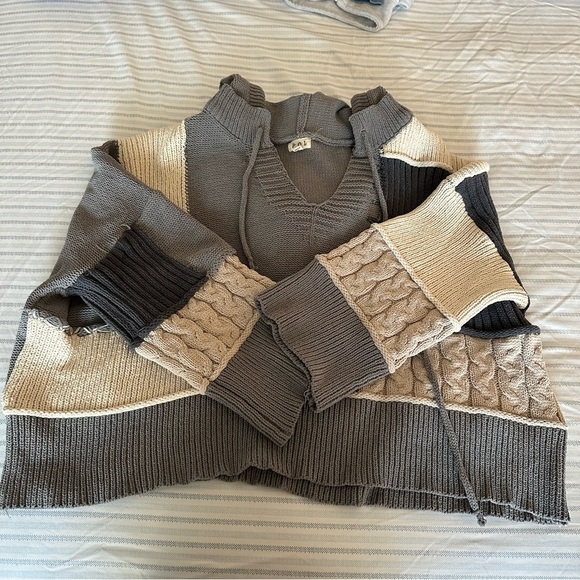 POL Knit Gray and Cream V-Neck Patchwork Sweater - Picture 2 of 4